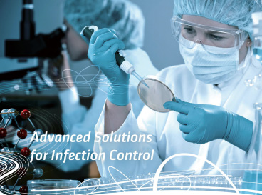 Técnico de laboratorio trabajando en la prevención de infecciones bacterianas
